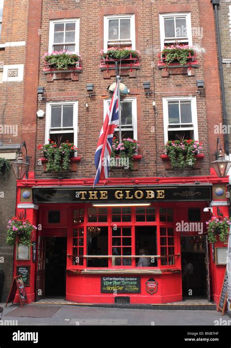 The globe pub - Old-school (since 1886) Irish pub with a fireplace featuring Guinness & other drafts, plus pub grub.